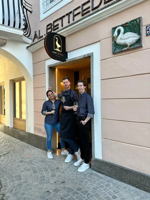 Das Team des neuen Welser Haubenlokals GansFein: Carmen und Kevin sowie sein Bruder Marvin Stummer.  | Foto: GansFein
