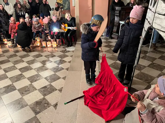 Die Kindergartenkinder von Mooskirchen luden in der Kirche zum Martinsspiel. | Foto: Wutte