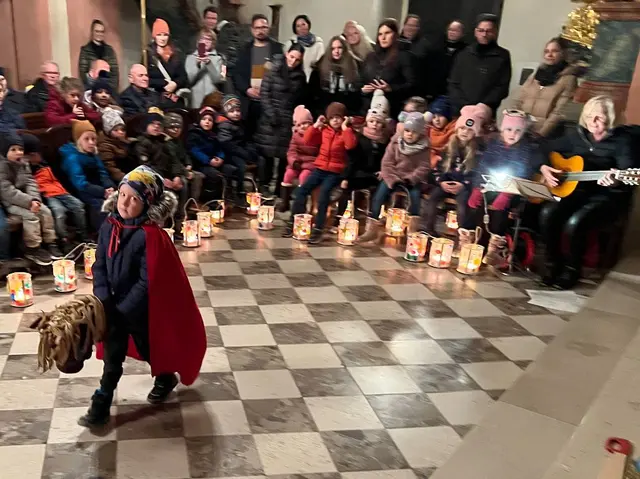 Mit viel Musik und Begeisterung spielten die Kinder das Martinsspiel. | Foto: Wutte