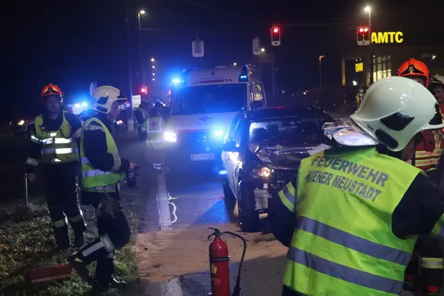 Nach der Unfallaufnahme durch die Polizei führte die Freiwillige Feuerwehr Wiener Neustadt die Fahrzeugbergung und die Räumung der Bundesstraße durch. | Foto: FF WRN, Che Scherzer