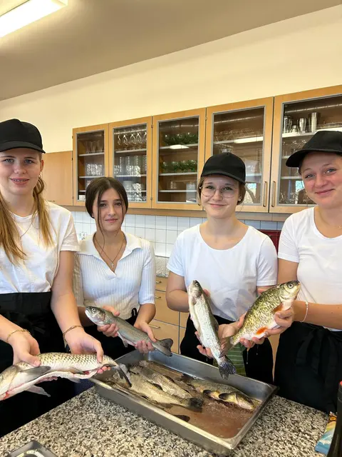Für die Polyschüler war es ein lehrreicher Nachmittag ganz im Zeichen der regionalen Küche und des Genusses. | Foto: PTS Neufelden