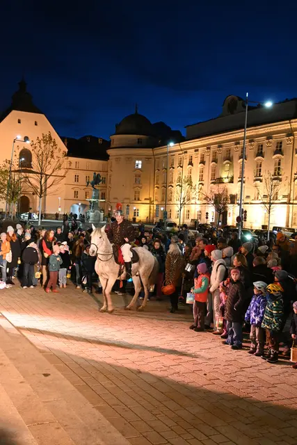 St. Martin auf seinem Pferd vor dem Landestheater Innsbruck. | Foto: Lucia Königer