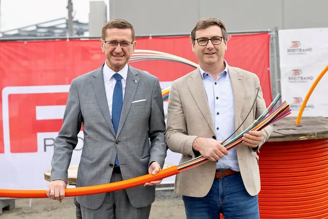 Lokalaugenschein bei der aktuellen Glasfaser-Baustelle in Raab: Wirtschafts-Landesrat Markus Achleitner (l.) mit Raabs Vizebürgermeister Alois Mayr. | Foto:  Land OÖ / Lina Spenlingwimmer