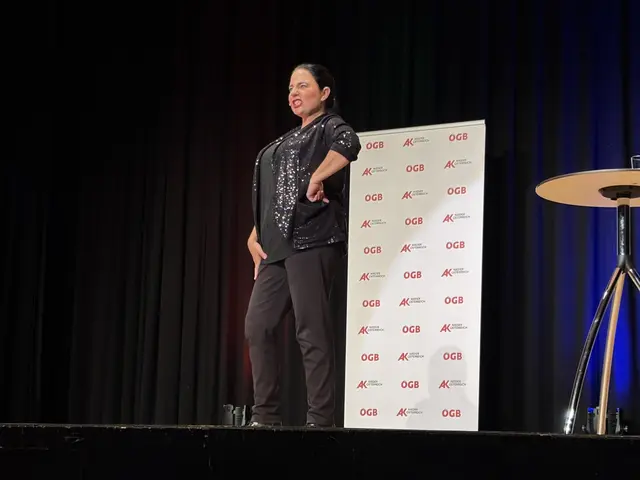 Nadja Maleh schlüpft in die Rolle von Olga – einer resolute Russin mit trockenem Humor | Foto: Alexandra Goll