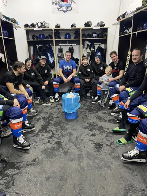 Der Fanclub beim Kabinenbesuch nach einem Spiel. | Foto: ESC Steindorf