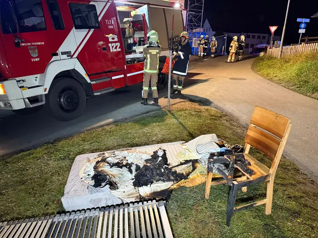 Rauch und Flammen stiegen aus einem Zimmer in Fiecht auf. | Foto: Zoom.Tirol