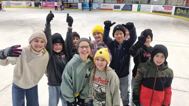 Mit den Klassenvorständen Christina Eder und Gerald Gastecker sowie Sportpädagogin Milena Hiessleitner ging es zum Eislaufen nach Amstetten.  | Foto: Sport/Mittelschule St. Valentin