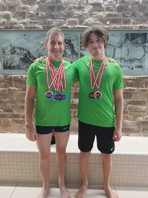 Peter Hirvell und Lukas Scheucher mit ihren errungenen Medaillen. | Foto: SVR ZV Schwimmen