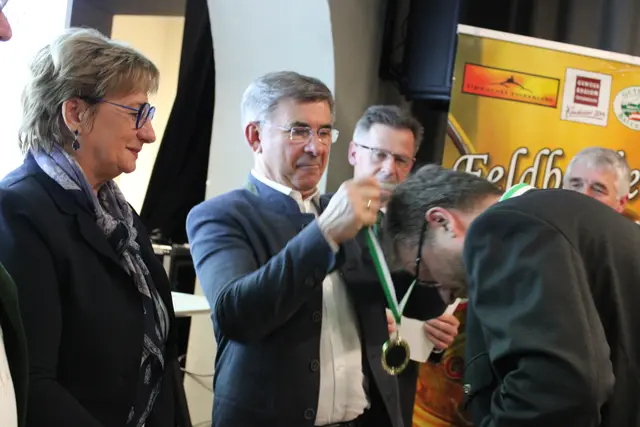 Bildungsstadträtin Rosemarie Puchleitner,
Landtagsabgeordneter Franz Fartek und Kammerobmann Franz Uller übernahmen die Verleihung der Medaillen. | Foto: Bienenzuchtverein Feldbach