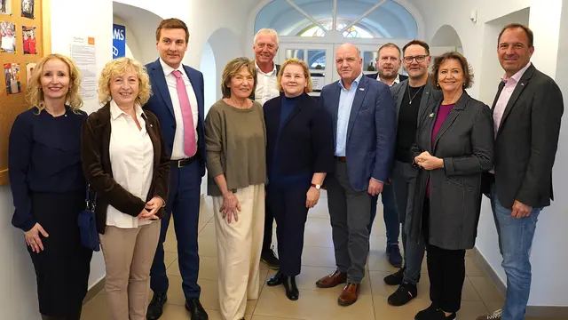 Bundesministerin Korinna Schumann (mitte) besuchte das Ausbildungszentrum Niedernondorf. | Foto: Franz Fichtinger