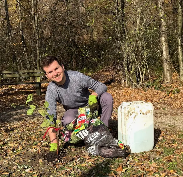 "Mit dieser Pflanzaktion setzen wir ein klares Zeichen für eine lebenswerte und artenreiche Gemeinde", sagt Florian Ladenstein | Foto: Florian Ladenstein 