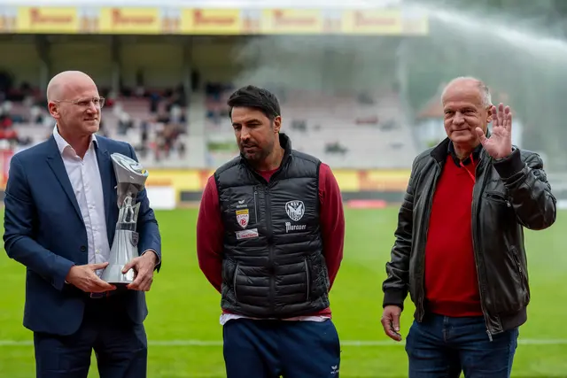 Auszeichnung zum Trainer des Jahres in der 2. Liga für Ismail Atalan (Mitte) durch Bundesliga-Vorstand 
Christian Ebenbauer  und KSV-Präsident Erwin Fuchs. | Foto: GEPA pictures