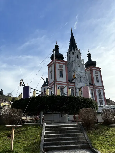 Der überdimensionale Adventkranz und die Basilika im Hintergrund sind ein beliebtes Fotomotiv. | Foto: MeinBezirk/Angelika Kern