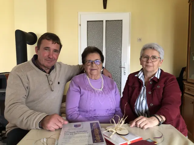 85. Geburtstag: Bürgermeister Franz Wachter, Elisabeth Schlaffer und Anita Kopfensteiner | Foto: Gemeinde Deutsch Schützen-Eisenberg
