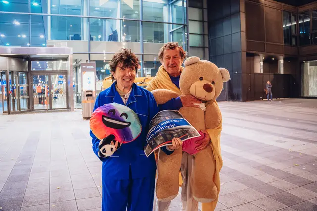 Wie die Initiative gegenüber MeinBezirk bestätigte, versammelten sich etwa 40 Personen – die meisten davon in bunten Schlafanzügen – vor dem Hauptbahnhof für den Erhalt der Paris-Verbindung.  | Foto: Oui au train de nuit