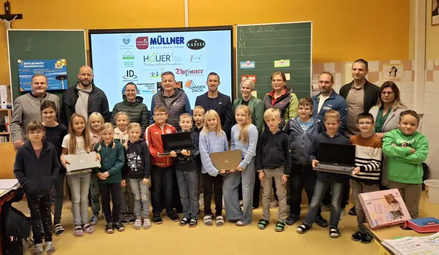 Bei der gemeinsamen Übergabe der neuen Laptops an die Schüler in Thaya | Foto: Marktgemeinde Thaya