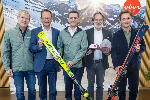Helmut Holzinger, Fachgruppenobmann oö. Seilbahnen in der Wirtschaftskammer OÖ, Klaus Kumpfmüller, Präsident Landesskiverband OÖ, Wirtschafts- und Tourismus-Landesrat Markus Achleitner, Jürgen Nairz, Geschäftsführer Eisbär Sportmoden, und Andreas Winkelhofer, Geschäftsführer Oberösterreich Tourismus (v. l.). | Foto: Land OÖ/Pelzl