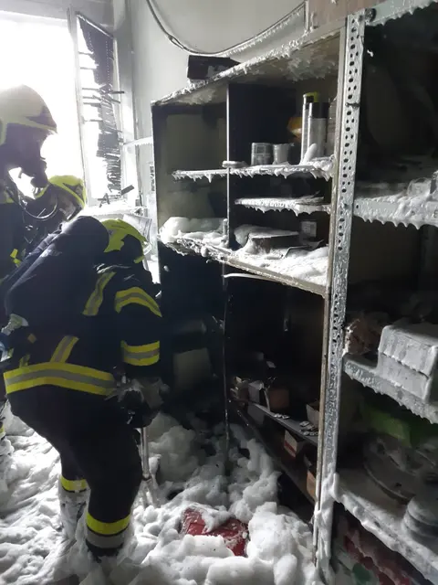 Mittels Atemschutztrupp und Schaumrohr wurde die Brandbekämpfung durchgeführt. | Foto: Feuerwehr Heiligenkreuz im Lafnitztal