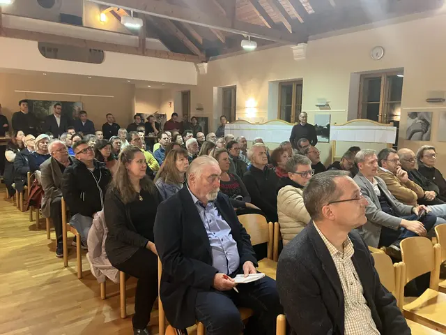 Der Gemeindesaal von Alland war bestens besucht. Das Interesse an einem wirksamen Lärmschutz ist nach wie vor groß. | Foto: Stockmann