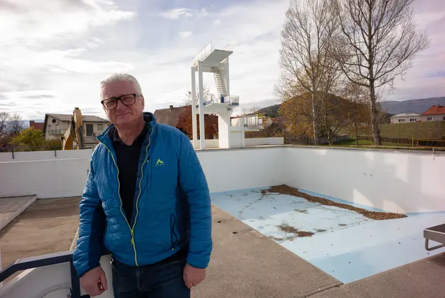SPÖ-Vizebürgermeister Peter Spicker bei Taucherbecken und Sprungturm. | Foto: Santrucek