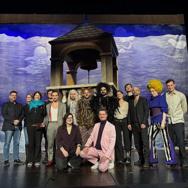 Kater Maurizio di Mauro (Florian Haslinger) und Rabe Jakob Krakel (Boris Popovic) retten mit Witz und Mut die Welt. | Foto: Landestheater Niederösterreich