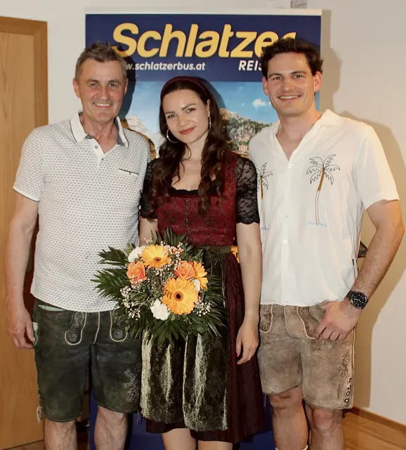 Schlatzer Reisen
Mo - Fr 8 - 12.30 Uhr
Nachmittags nach telefonischer Vereinbarung
Tel: 03142/22870
www.schlatzerbus.at | Foto: Schlatzer