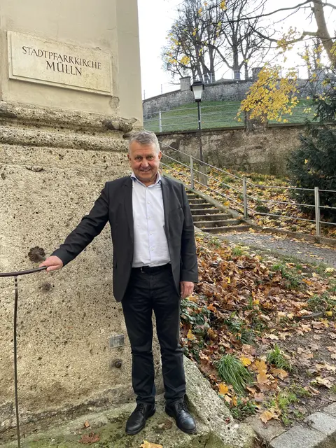 Vor der Stadtpfarrkirche Mülln: Thomas Neureiter leitet das Projekt "Armut teilen".  | Foto: Lisa Gold