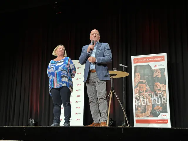 ÖGB-Regionalsekretärin Sabine Moustafa hieß zahlreiche Besucher willkommen, AK-NÖ-Präsident Markus Wieser sorgt für humorvolle Worte. | Foto: Alexandra Goll