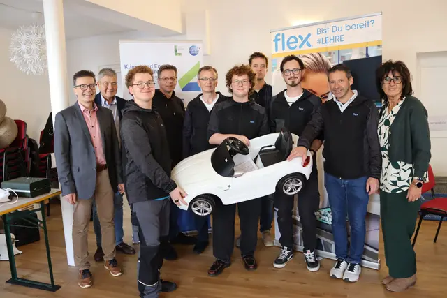 Von links nach rechts: Wolfgang Leitner (Stadtrat Althofen), Siegbert Schönfelder (Gemeinderat Althofen), Luca Labak (Lehrling Flex), Karl Frank (Ausbildner Flex), Rüdiger Voith (Ausbildner Flex), Pascal Labak (Lehrling Flex), Markus Löcker (KEM Althofen Umgebung), David Krassnitzer (Lehrling Flex), Roman Lobner (Ausbildner Flex) und Silvia Zeissler (Gemeinderätin Althofen)