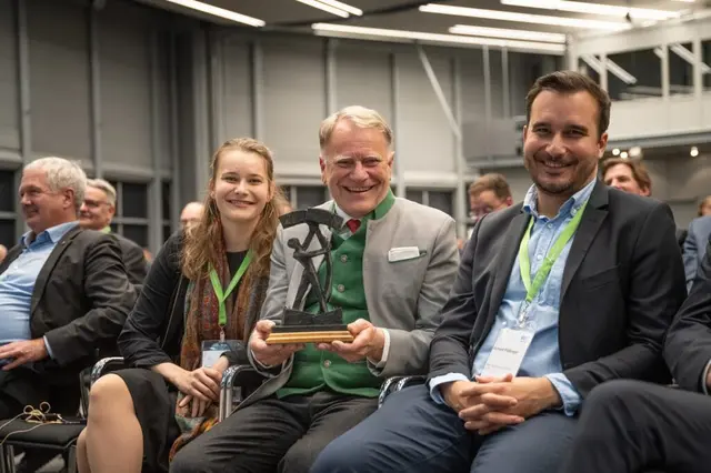 Klaus Pöttinger (Mitte) mit seinen Kindern Susanne (l.) und Richard (r.) bei der Preisverleihung in Hannover. | Foto: Pöttinger Landtechnik GmbH