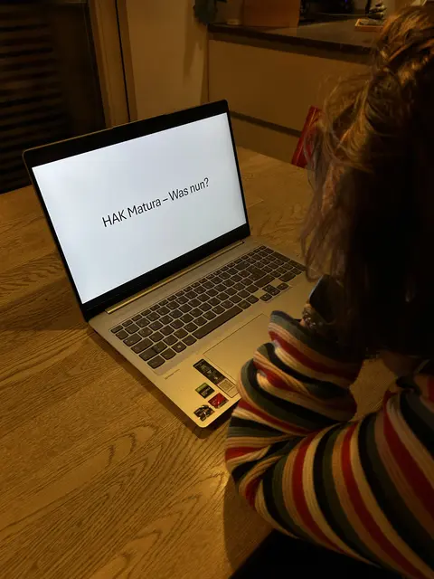 Ein Großteil der Absolventinnen und Absolventen der HAK Linz startet ein Studium.  | Foto: HAK Linz/Marie Meisel