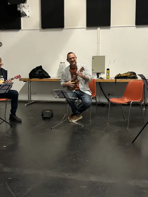 Rhythmus und Spaß sind das Wichtigste beim Ukulele spielen. | Foto: Schrofner