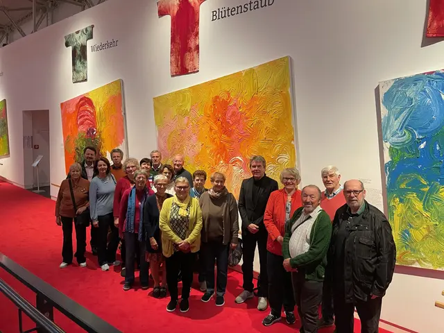 Mit einer exklusiven Führung durch die Ausstellung „Mein Nitsch“ erlebten die NÖ Senioren Gänserndorf Kunstgeschichte hautnah – bereichert durch persönliche Erzählungen von Franz Glück. | Foto: Ebner