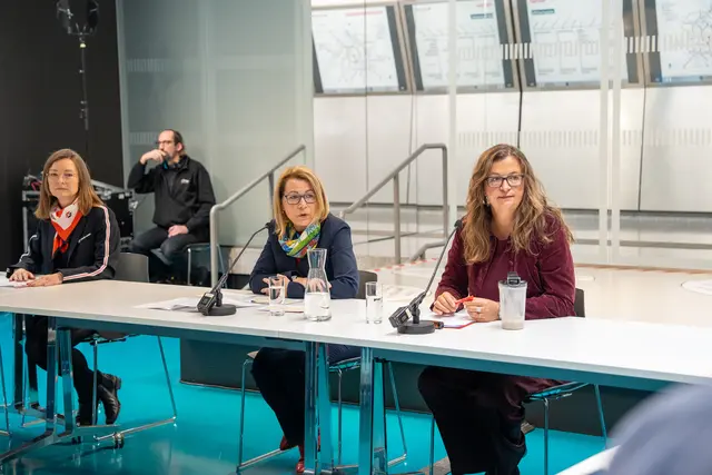 Die Vorsitzende der Geschäftsführung der Wiener Linien, Alexandra Reinagl (M.), und Mobilitätsstadträtin Ulli Sima (SPÖ, r.) erklären am Mittwoch den neuen Zeitplan. | Foto: Valentina Marinelić/MeinBezirk