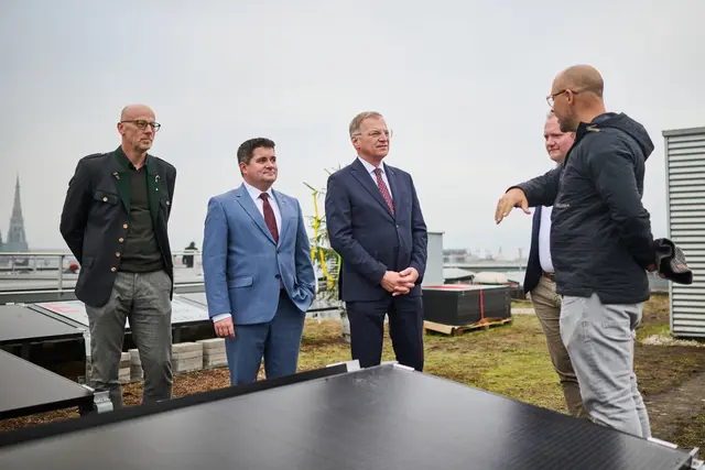 Landeshauptmann Thomas Stelzer (ÖVP) machte sich vor Ort ein Bild vom Ausbau der PV-Anlage am Dach des Landesdienstleistungszentrums. | Foto: Land OÖ/Peter Mayr