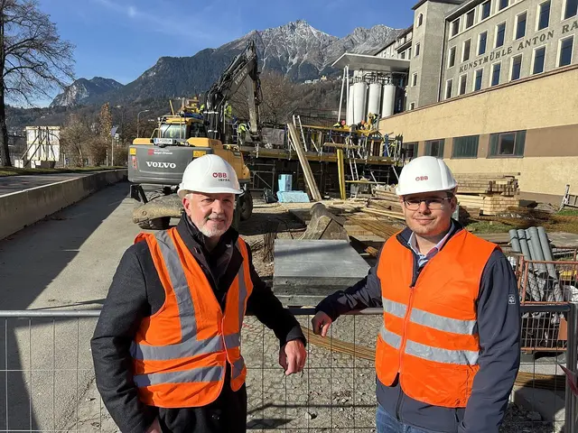 Werner Dilitz (ÖBB Personenverkehr) und Manuel Kieninger (ÖBB Infra) informierten über die Bauarbeiten an der Rauchmühlbrücke und die Auswirkungen auf den Bahnverkehr | Foto: ÖBB/Gasser-Mair