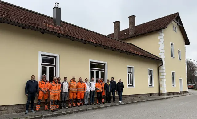 Bürgermeister Patrick Layr, Stadtrat Franz Haumer und Bauamtsleiter Andreas Miedler mit dem Team des Bauhofes und der Firma Haubner. | Foto: Stadtgemeinde Weitra
