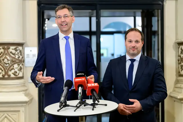 Von einem „Rückschritt auf Schiene“ spricht die Wiener Volkspartei. Hier zu sehen: Parteiobmann Figl und Stadtwerkesprecher Resch. (Archiv) | Foto:  MAX SLOVENCIK / APA / picturedesk.com