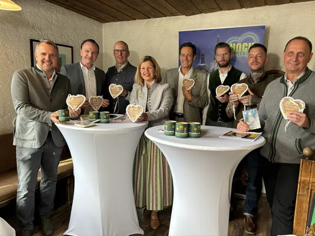 Gruppenfoto zum Abschluss: Michael Feiertag, Helmut Schweiger, Nino Contini, Ute Gurdet, Georg Rippel-Pirker, Andreas Schweiger, Cajetan Arzberger und Johann Kleinhofer. | Foto: MeinBezirk/Angelika Kern