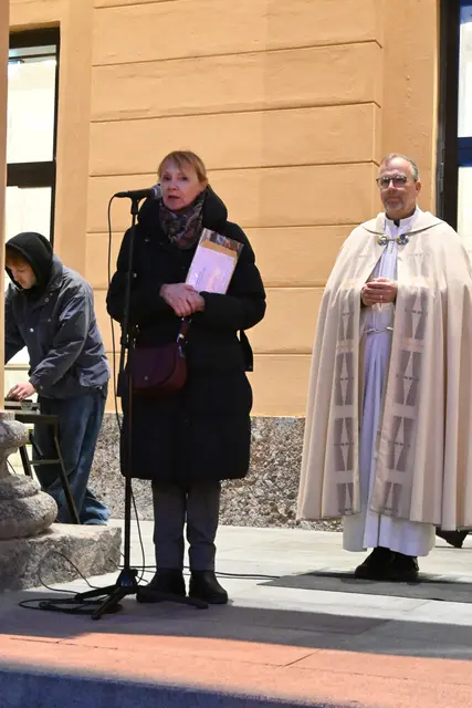 Obfrau der Hofgartenfreunde, Herlinde Wurzer begrüßt alle Kinder und Begleiterpersonen zum Laternenumzug. | Foto: Lucia Königer