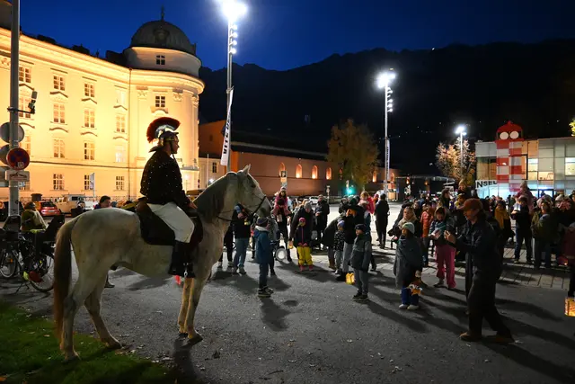 Das Martinspferd steckte noch im Stau fest, kam allerdings noch rechtzeitig für den Umzug an. | Foto: Lucia Königer