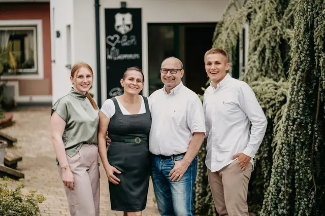 Kirchenwirt Stadtegger
Do, Fr, Sa, Mo 10 – 20 Uhr
So 10 – 16 Uhr
Di und Mi Ruhetag
www.kirchenwirt-stadtegger.at
Tel. 03143/2259 | Foto: Stadtegger