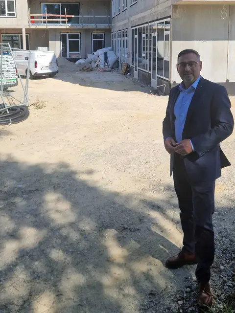 LAbg. Klaus Mühlbacher macht sich vor Ort ein Bild vom neuen SHV-Heim in Altheim. | Foto: OÖVP Bezirk Braunau