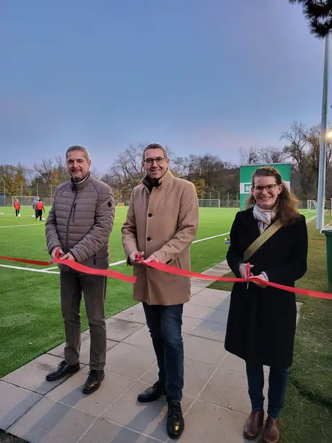 Von links: Sportstadtrat Christian Baumgarten, Bürgermeister Markus Vogl und Liegenschaftsreferentin Vizebürgermeisterin Anna-Maria Demmelmayr eröffnen den neuen Kunstrasenplatz. | Foto: Magistrat Steyr/Presse