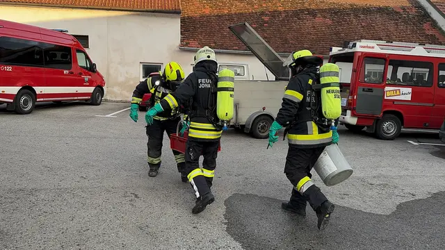 Mit Schutzausrüstung entfernte man die Ameisensäure | Foto: DOKU-NÖ