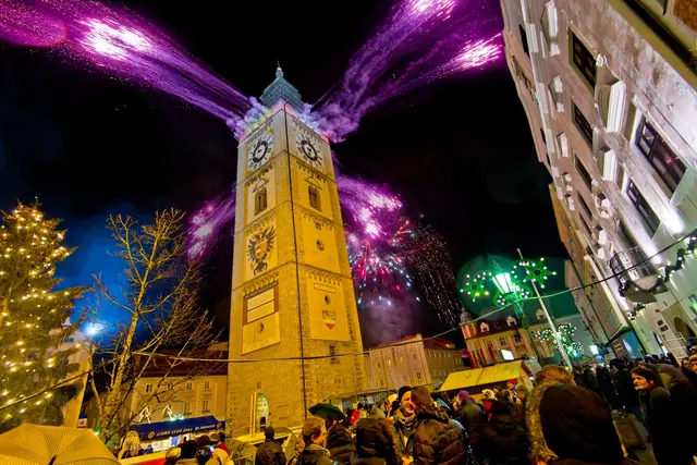 Um Mitternacht erleuchtet ein spektakuläres Feuerwerk vom Stadtturm den Himmel.  | Foto: TSE GmbH
