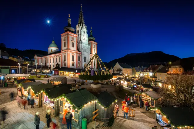 Festliche Atmosphäre in Mariazell: Der große Adventkranz bildet alljährlich das leuchtende Zetnrum des Hauptplatzes.  | Foto: Fred Lindmoser