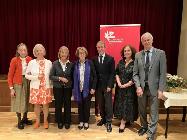 Treffpunkt Jubiläumsfeier im Kolpinghaus: 75 Jahre kbw Kitzbühel - das engagierte Team der letzten Jahrzehnte zusammen auf einem Erinnerungsfoto!
Vlnr: Elisabeth Haderer, Burgi Hauser, Lisa Krimbacher, Luise Rupert, Harald Rupert (langjähriger kbw Kitzbühel Leiter und zuvor schon Mitarbeiter), dann Evi Oberhauser und der derzeitige, sehr engagierte Leiter Karl Hauser.