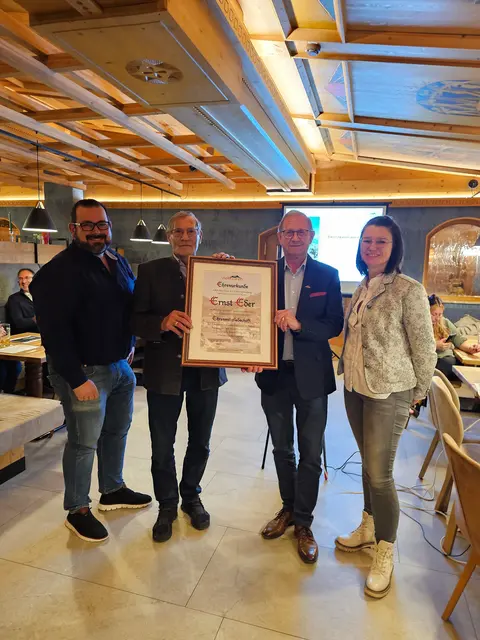 Obmann-Stv. Bernd Ronacher, Ernst Eder, Obmann Reinhard Breitfuss, GF Michaela Groder | Foto: TVB Viehhofen