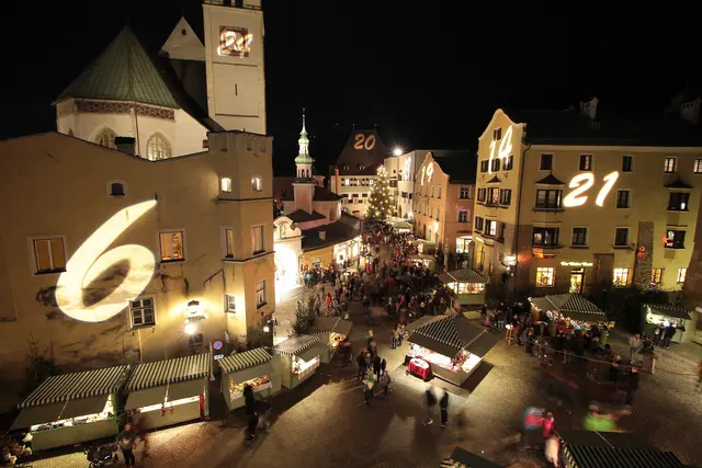 Am Freitag, 21. November, wird der diesjährige Adventmarkt am Oberen Stadtplatz in Hall eröffnet. | Foto: Stadtmarketing Hall in Tirol
